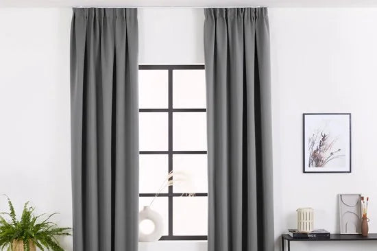 LIFA LIVING Gordijn - Zilvergrijs - Verduisterend & Geluidswerend - Black-Out Gordijnen - Verduisteringsgordijnen met Haken - 100% Polyester - 150 x