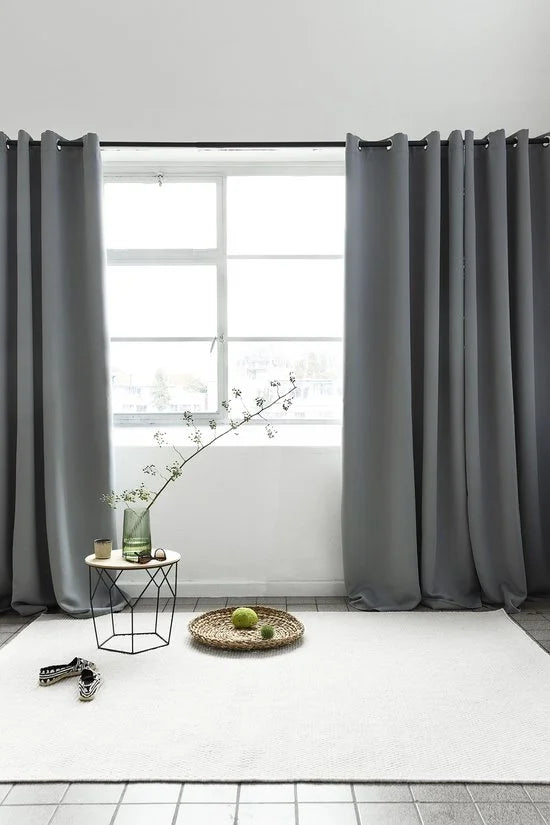 LIFA LIVING Gordijn - Zilvergrijs - Verduisterend & Geluidswerend - Black-Out Gordijnen - Verduisteringsgordijnen met Haken - 100% Polyester - 150 x