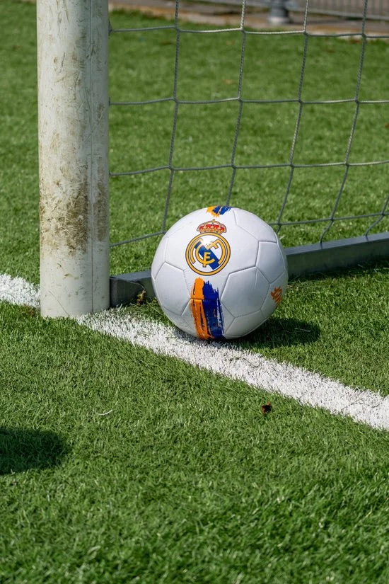 Real Madrid Voetbal - Maat 5 - Buitenspeelgoed - Real Madrid Fanshop - La Liga - 100% PVC - Ballen - Sport & Spel - Kinderen