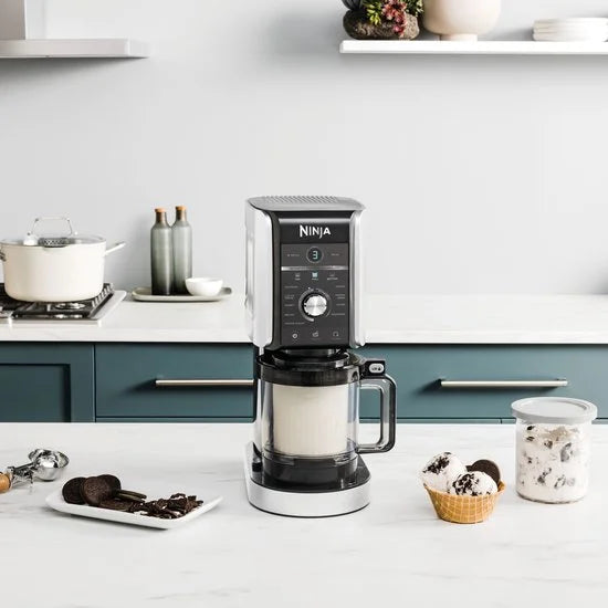 Ninja CREAMi Deluxe IJsmachine NC502EU – 10 Programma’s – Zwart – 1.4L – Zelf IJs, Sorbet, Gelato & Milkshakes Maken – Inclusief 2 Bekers