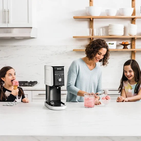 Ninja CREAMi Deluxe IJsmachine NC502EU – 10 Programma’s – Zwart – 1.4L – Zelf IJs, Sorbet, Gelato & Milkshakes Maken – Inclusief 2 Bekers
